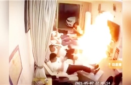 Nhân viên pha cồn bất cẩn, khách hàng bén lửa cháy nghi ngút tại spa Trung Quốc