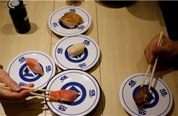 Quan chức Nhật Bản bị chỉ trích vì khuyên người dân ‘không ăn cùng người nước ngoài’