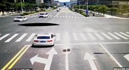 Hố tử thần ‘nuốt chửng’ ô tô đang đi trên đường ở Trung Quốc
