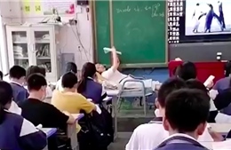 Giáo viên nén cơn đau lưng, nằm trên ghế giảng bài cho học sinh