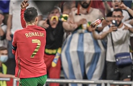 Siêu sao Ronaldo bị cổ động viên ném chai Coca Cola vào người 