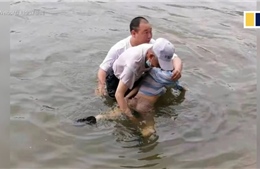 Cụ ông 81 tuổi nhảy xuống hồ cứu cậu bé suýt chết đuối ở Trung Quốc 