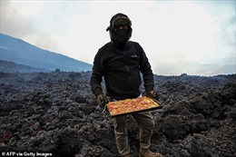 Đầu bếp Guatemala mạo hiểm nướng bánh pizza trên ngọn núi lửa đang phun trào