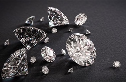 Người phụ nữ đánh tráo kim cương trị giá 5,7 triệu USD bằng đá cuội 