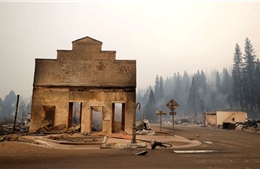 Thị trấn cổ kính ở California trở nên hoang tàn sau trận cháy rừng lịch sử