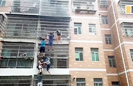 Người dân xếp thành ‘thang người’ giải cứu 2 bé gái khỏi căn hộ đang bốc cháy