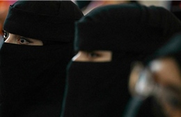 Taliban qui định nữ sinh đại học quấn khăn che kín mặt, nam nữ không được ngồi chung