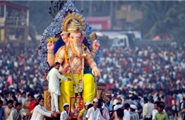 Hàng nghìn người vẫn dự lễ hội thần voi giữa làn sóng Delta ở Ấn Độ