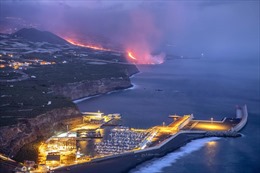 Khoảnh khắc dung nham núi lửa La Palma dữ dội phun trào xuống Đại Tây Dương