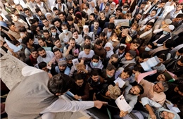 Cảnh tượng người dân đổ xô xin cấp hộ chiếu ở Kabul