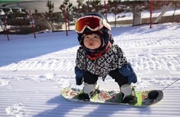 Xem bé gái 11 tháng tuổi ở Trung Quốc trượt tuyết siêu đỉnh dù chưa biết đi 