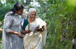 Cụ bà 104 tuổi tại Ấn Độ biến ước mơ đọc chữ thành hiện thực 