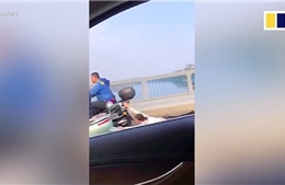 Video người phụ nữ bị xe máy kéo lê hàng chục mét ở Trung Quốc