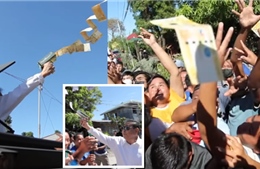 Thị trưởng ở Philippines gây tranh cãi khi dùng súng bắn tiền cho người dân