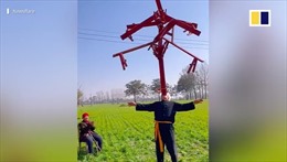 Video người đàn ông 65 tuổi biểu diễn xiếc siêu đỉnh gây &#39;sốt&#39; ở Trung Quốc