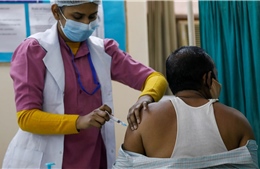 Cụ ông 84 tuổi ở Ấn Độ tiêm 11 mũi vaccine COVID-19