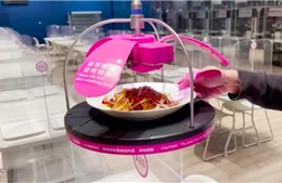 Xem robot phục vụ đồ ăn tại Làng Thế vận hội mùa đông 2022