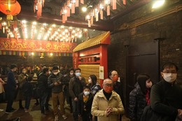 Người Trung Quốc chen chúc đi lễ chùa cầu may dịp Tết Nguyên đán bất chấp COVID-19