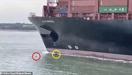 Khoảnh khắc người đàn ông thoát chết trước mũi tàu chở hàng 200.000 tấn