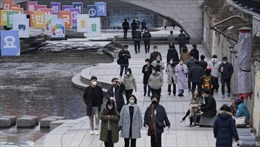 Ca mắc COVID-19 cao kỷ lục, Hàn Quốc vẫn nới lỏng quy định phòng dịch