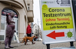 Các quốc gia châu Âu dỡ bỏ hạn chế phòng dịch COVID-19 dù số ca nhiễm tăng vọt