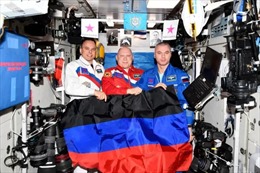 Phi hành gia Nga cầm cờ hai nước cộng hòa tự xưng ở Donbass trên trạm ISS