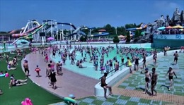 Người dân Triều Tiên đến công viên nước giải nhiệt sau chiến thắng COVID-19