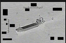 Hải quân Mỹ ngăn Iran bắt giữ tàu không người lái trên biển
