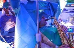 Bệnh nhân chơi kèn saxophone trong lúc phẫu thuật u não 