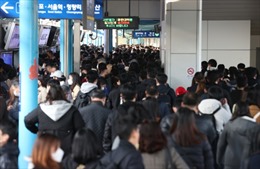 Hàn Quốc chật vật giải quyết tình trạng quá tải trên tàu điện ngầm 