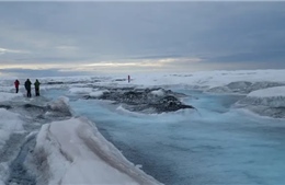 Sông băng tan chảy khiến vô số vi khuẩn thoát ra sông hồ