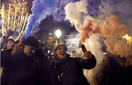 Người Pháp ăn mừng chiến thắng sau khi đội nhà vào chung kết World Cup