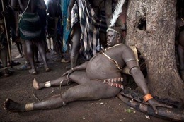 Bộ tộc kỳ lạ ở châu Phi: Vỗ béo đàn ông và dành sự tôn trọng với nam giới bụng phệ