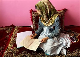 Nữ sinh Afghanistan chật vật học trực tuyến sau lệnh cấm của Taliban