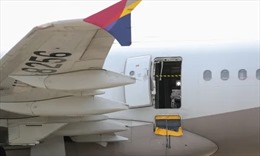 Máy bay Hàn Quốc bất ngờ mở toang cửa khi đang bay