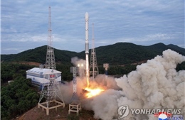 Triều Tiên công bố những bức ảnh hiếm hoi về vụ phóng vệ tinh trinh sát thất bại