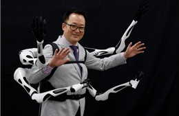 Nhật Bản chế tạo robot nhiều tay có thể đeo trên lưng