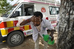 Những chiếc xe cứu thương giành giật sự sống cho bệnh nhân sốc nhiệt ở Ấn Độ