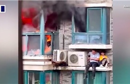 Người đàn ông Trung Quốc tay không leo lên toà nhà đang bốc cháy cứu người