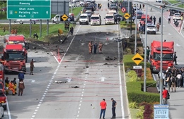 Máy bay lao xuống đường cao tốc Malaysia khiến ít nhất 10 người thiệt mạng