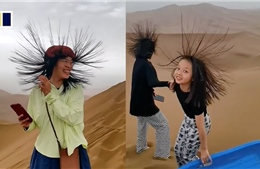 Du khách Trung Quốc sửng sốt vì hiện tượng tóc dựng đứng khi đến sa mạc