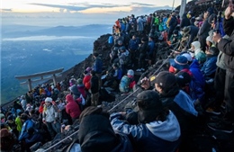 Núi Phú Sĩ đối diện với khủng hoảng quá tải khách du lịch