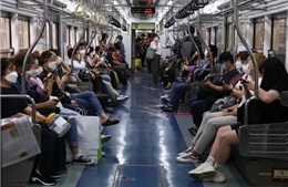 Seoul thử nghiệm tàu điện ngầm không chỗ ngồi để giảm quá tải giờ cao điểm