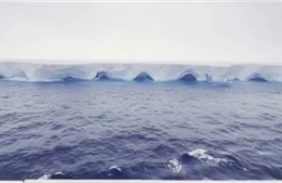 Cận cảnh tảng băng lớn nhất thế giới trôi dạt ở Nam Cực