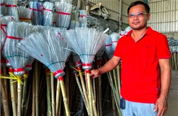 Người đàn ông Campuchia “tái sinh” hàng tấn chai nhựa thành chổi quét nhà
