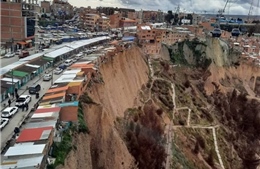 Những &#39;ngôi nhà tự sát&#39; nằm chênh vênh trên rìa vách đá dựng đứng ở Bolivia