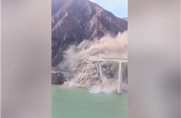 Khoảnh khắc cầu ở Trung Quốc đổ sập chỉ sau vài tháng khánh thành