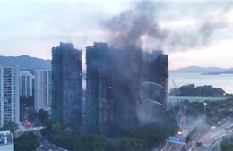 Video flycam ghi lại đám cháy vẫn âm ỉ tại chung cư Hong Kong sau hơn 16 tiếng bùng phát