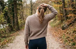 Người phụ nữ bị đột quỵ sau khi bẻ khớp cổ để giảm căng thẳng