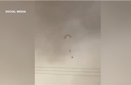 Khoảnh khắc tiêm kích rơi ở Kuwait, phi công nhảy dù thoát hiểm